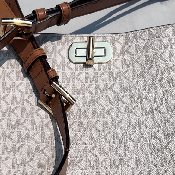 Michael Kors Sullivan 18k Grommet .Messenger - Picture 10 of 10